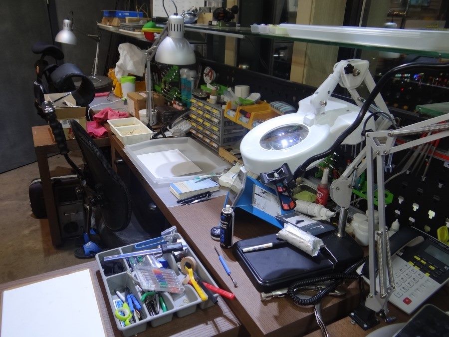 확대경과 공구가 놓인 정비사 작업 자리
